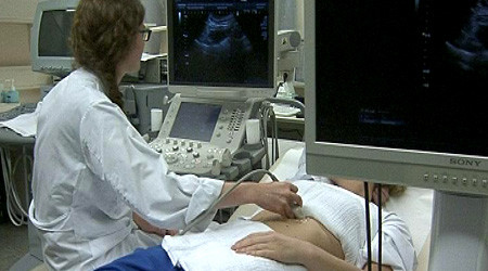 Untersuchung beim Arzt (Quelle: RTF.1)