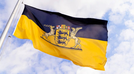 Flagge mit Wappen (Quelle: Staatsministerium Baden-W&uuml;rttemberg)