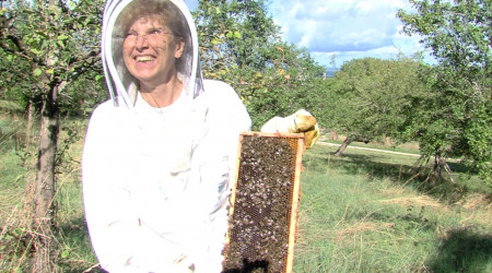 Birgit Wester mit Honigwabe (Quelle: RTF.1)
